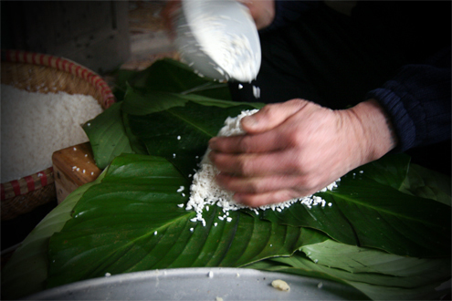 Sticky rice making village serves customers during Tet